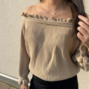 Stickad tröja  - Stickad off-shoulder tröja från nakd. Väldigt bra skick :) 
