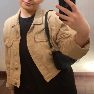 Jeansjack  - Beige jeansjacka från ginatricot i stl. L, näst intill oanvänd