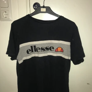 Ellesse t-shirt storlek M - Använd men är i bra skick
