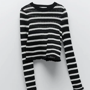 Vit-svart randig tröja (zara) - En najs fredags tröja när man vill känna sig lite öppklädd. Köpte den från zara för nån månad sen för 299kr i storlek M, men skulle dock säga mer att den är en S