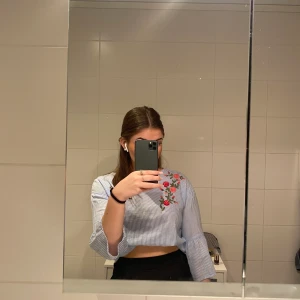 Söt Blus - Säljer min gulliga ljusblå blus med broderade blommor! Plagget har storlek 36 men kommer tyvärr inte till användning längre! Skriv vid intresse eller fler bilder!💕✨