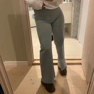 Vida jeans - Fina ljusblåa jeans med en vid modell. Jeansen är väldigt stretchiga, har inga fickor därfram och snygga fyrkantiga fickor! Passar 34-36!😚