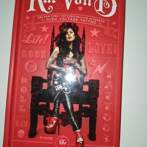 Kat von D bok - Detta är en dagboksliknande inbunden bok med bilder. Väldigt genomtänkt och fin bok,tar emot att sälja den för den är väldigt härlig. Enda defekten är att bokryggen fått sig en liten törn på ena hörnet. Fler bilder går att få! Frakt på 63:- tillkommer. (Kan i enstaka fall mötas i Kungsängen C eller Bro C.)