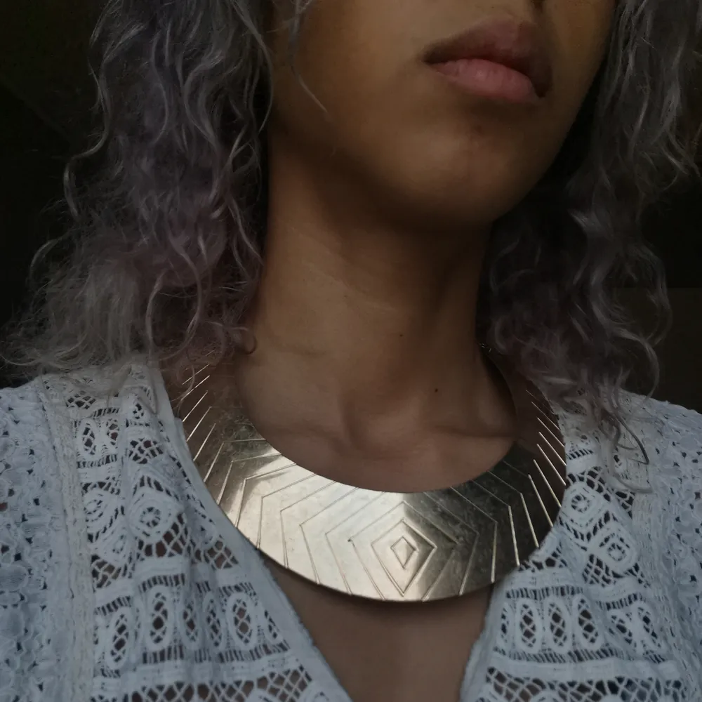 Guldaktigt halsband med modern stil till det och enkel mönstrat med lite kedja där bak vid uppsättning av halsbandet. Pm gärna vid frågor ❤️. Accessoarer.