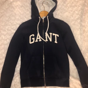 Hoddie - Säljer min hoddie ifrån GANT. Använd Max 2 gånger🤍