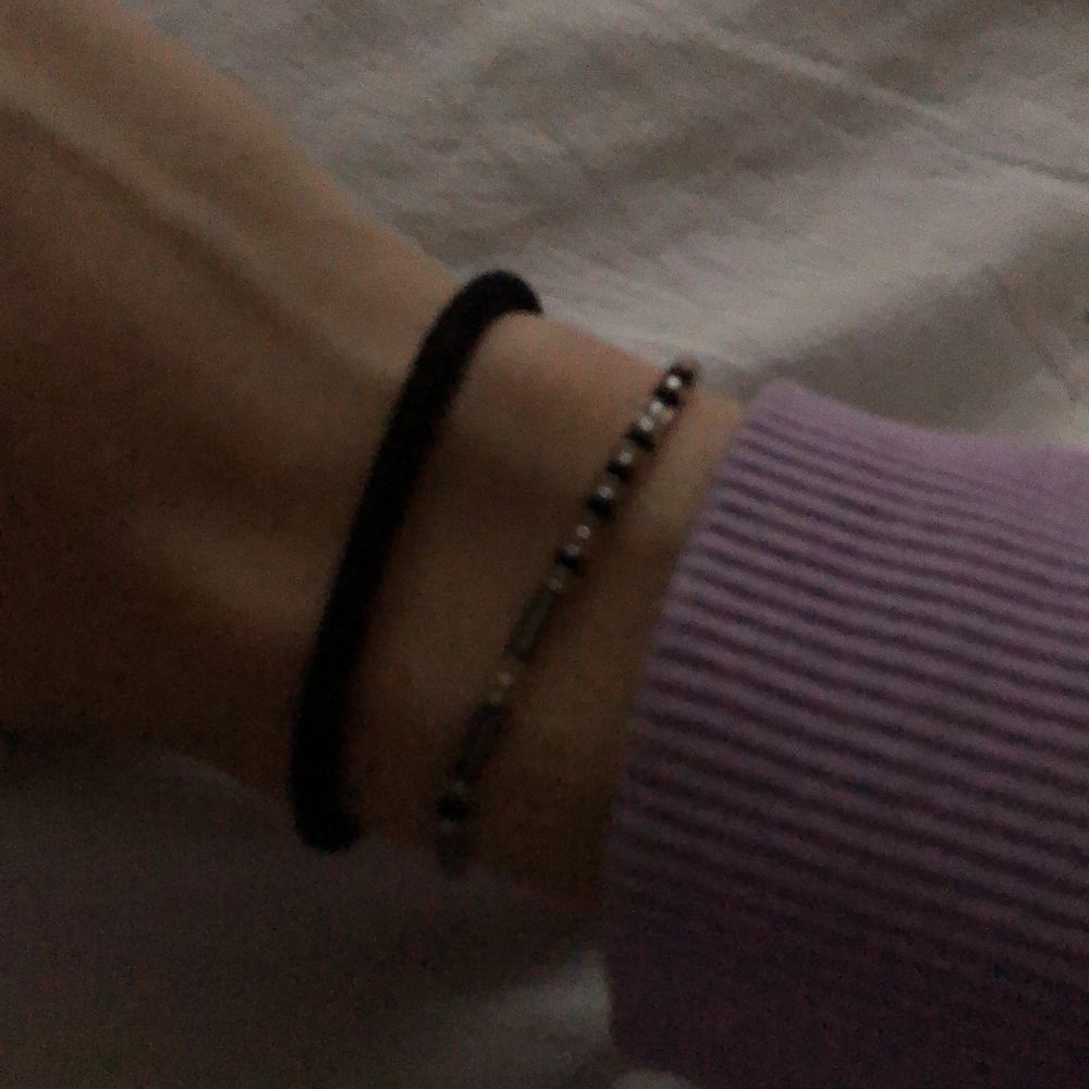 Har precis börjat göra egengjorda smycken, både halsband och armband till en början. Här är några idéer på vad jag kan göra, bara att ge önskemål. Har dom flesta färger. Kan göra sånna små blommor och även personliga smycken som t.ex ord eller namn i morsekod som bild 3. Tar ungefär 30 för armband och 50 för halsband beroende på hur mycket material det tar🥰. Accessoarer.