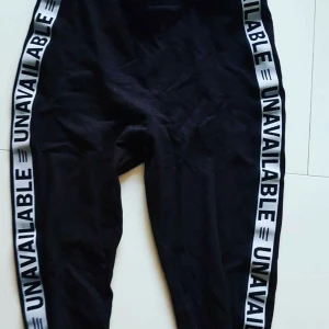 Tjockare leggings med text UNAVAILABLE strl S - I nyskick! Strl S. Svarta med text längs benen. Skitsnygga. Djur och rökfritt hem. Samfraktar gärna!