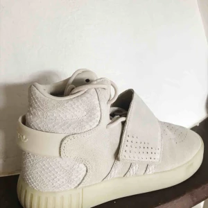  - Adidas Tubular Invader beige strap strl 40 2/3 passar 41. Sparsamt använda 8/10 cond.