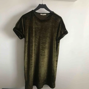  - Cool T-shirtklänning i velvetmaterial. Frakt är inkluderat i priset.