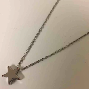  - Har fått lite bronsfärg på sidorna, syns på första bilden. Frakten är inräknat i priset! 