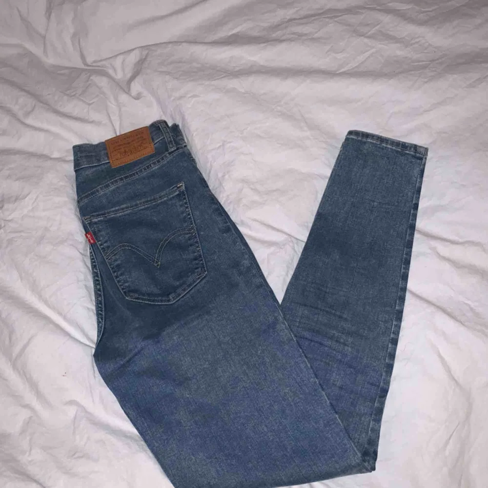 Mile high super skinny jeans Nypris: 800kr. Jeans & Byxor.