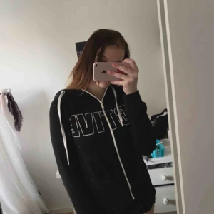  - Svart hoodie /kofta tryck : ACTIVE , storlek xs, super fin och passar till träning och vardagligt💕