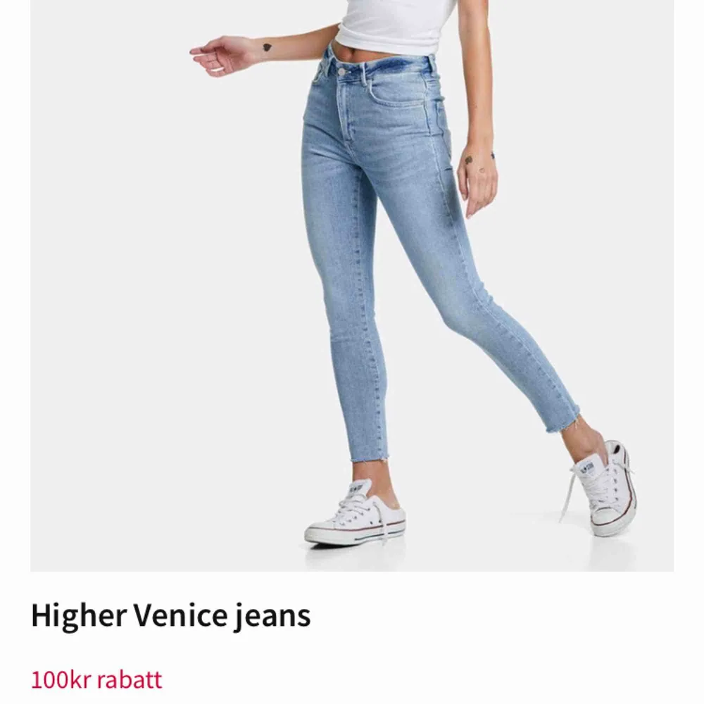 Undrar om det finns någon som är intresserad av ett par splitternya Jeans från bikbok i modellen Venice. Jättesköna och superstrechiga, med ankellängd! Köptes för 599 och säljer nu för 450! De har sina tags kvar. storlek M! ☺️. Jeans & Byxor.