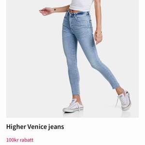 Undrar om det finns någon som är intresserad av ett par splitternya Jeans från bikbok i modellen Venice. Jättesköna och superstrechiga, med ankellängd! Köptes för 599 och säljer nu för 450! De har sina tags kvar. storlek M! ☺️