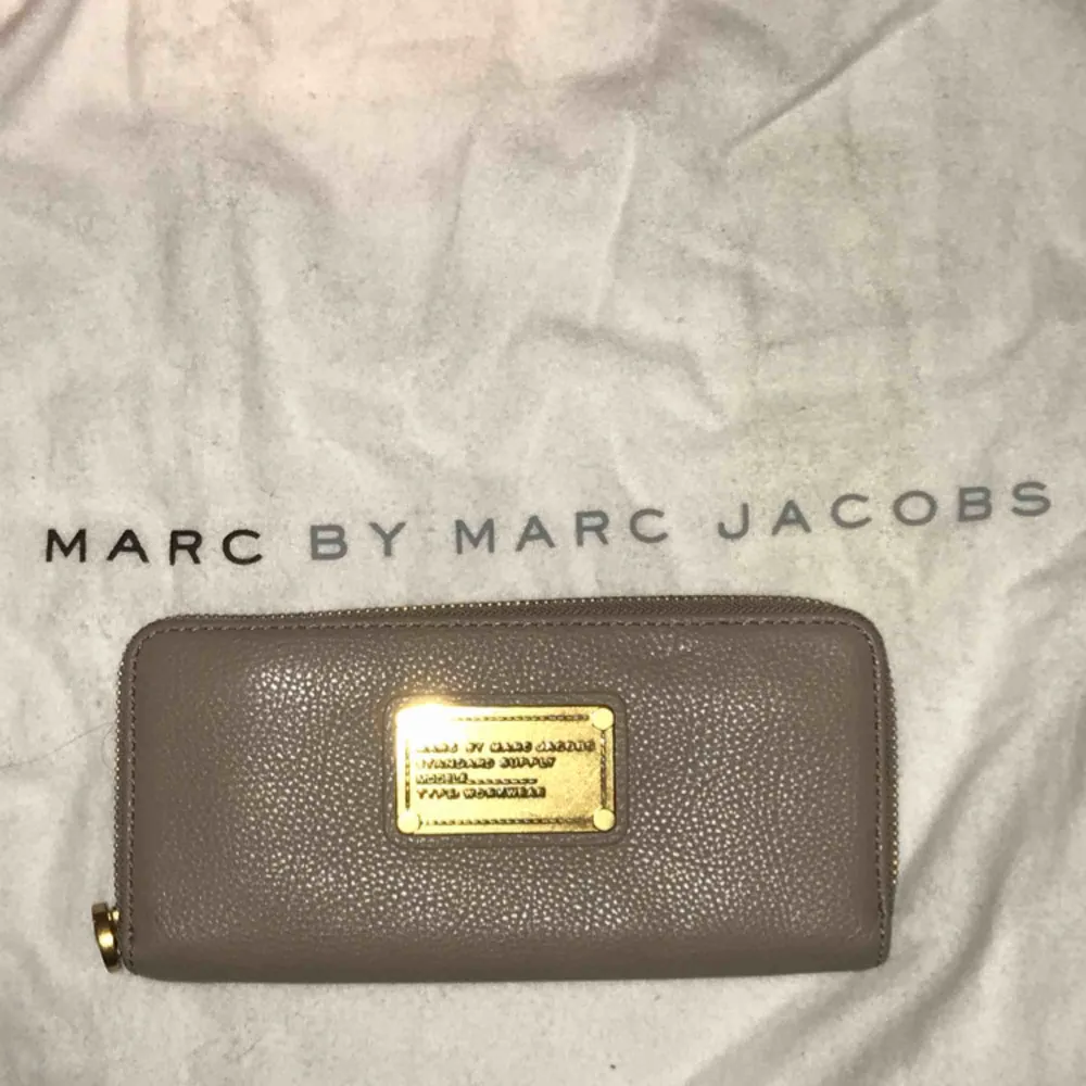 Rymlig och praktisk plånbok från Marc by Marc Jacobs! Beige-grå i äkta skinn. Inköpt på NK och är nästintill oanvänd💕 köpare står för eventuell frakt. Accessoarer.