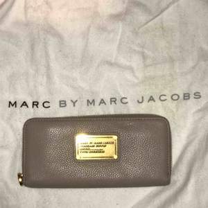 Rymlig och praktisk plånbok från Marc by Marc Jacobs! Beige-grå i äkta skinn. Inköpt på NK och är nästintill oanvänd💕 köpare står för eventuell frakt