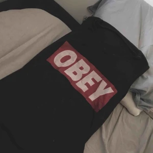  - Obey linne Storlek xs Bra skick och skönt material