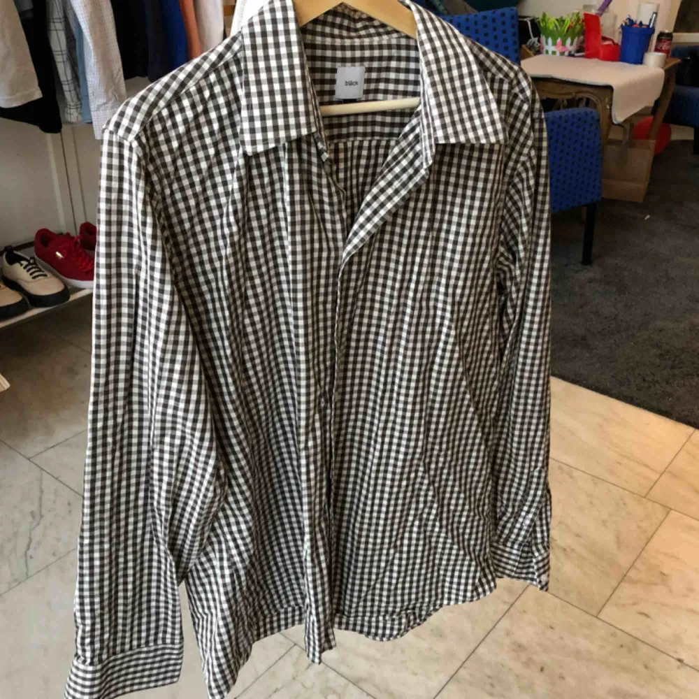 En rutig skjorta från bläck i jättebra skick! Köparen står för eventuell frakt (50kr), kan mötas upp i Helsingbrogsområdet.. Skjortor.