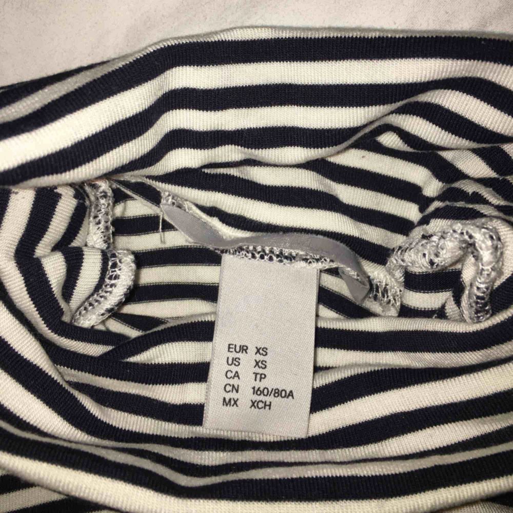 Säljer denna randiga polotröja från H&M! Fint skick och använd ytterst få gånger, köparen står för frakt! . Tröjor & Koftor.
