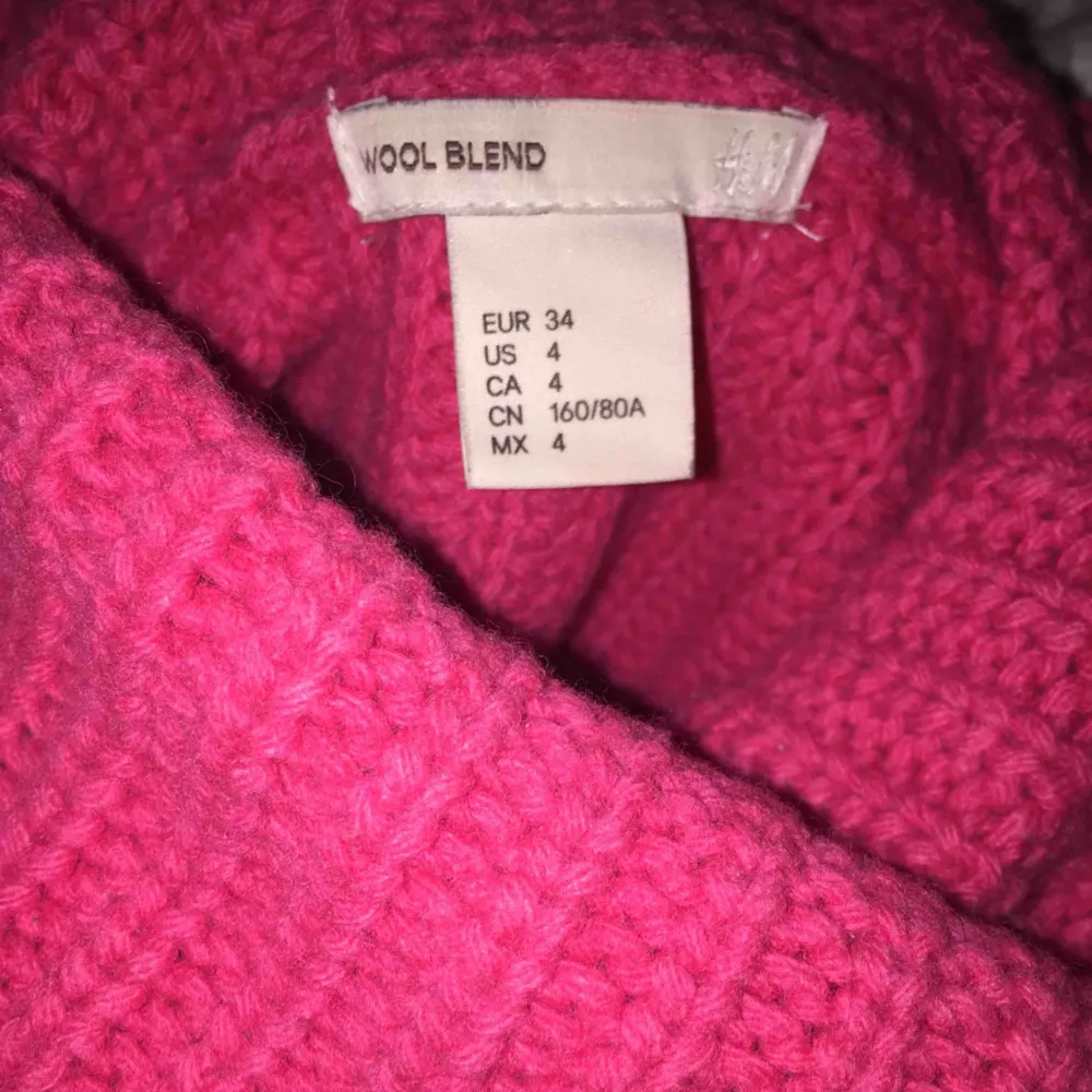 En tröja från H&M i Wool blend, fint skick säljer för 135 kr. Original pris 500kr. Frakt kostar 40kr!. Stickat.