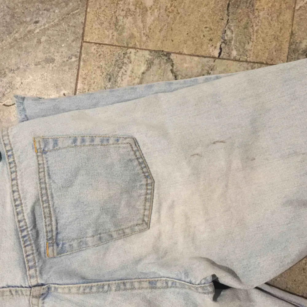 Ett par jättefina mom jeans från cheap monday, dem har en väldigt liten fläck på baksidan av låret. De är strl 26 men skulle säga att de även passar 27. Priset går att diskutera vid snabb affär!. Jeans & Byxor.