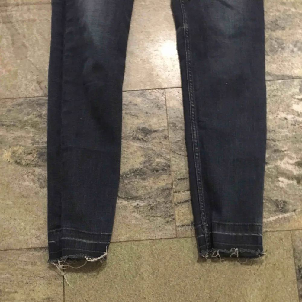 Ett par mörkblå jeans från mango i strl 34, de är i fint skick!. Jeans & Byxor.
