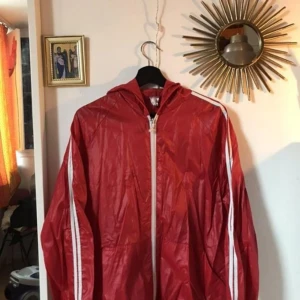  - En röd regnjacka, två streck alltså inte äkta Adidas men ändå väldigt fin! Den är ganska tunn så perfekt som sommarjacka men funkar med en tjockare tröja under nu.