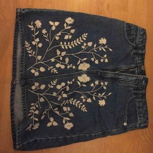  - Somrig jeanskjol med broderade blommor på!  Använd ungefär 5 gånger max. 