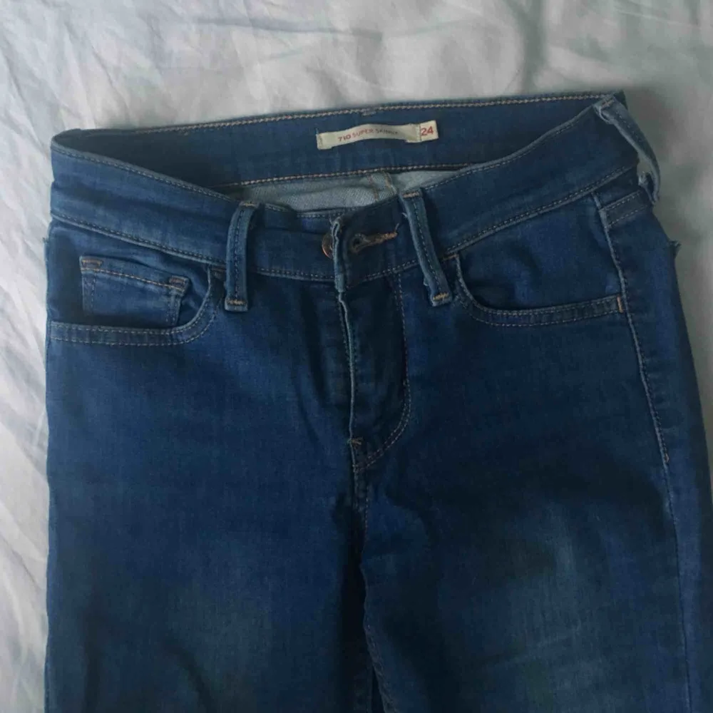 Såå snygga Levi’s jeans i super skinny size.  Säg till om ni vill ha fler bilder:) . Jeans & Byxor.
