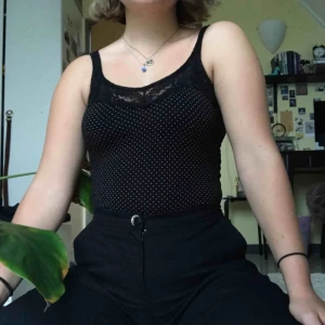  - Prickigt linne med spetskant i svart och vitt. 🌻Frakt tillkommer (25kr)🦕 No refunds 🌻