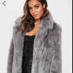  - Köpt i fel storlek och hann inte skicka tillbaka i tid. Nypris 980kr  Mjuk och skön fluffig grå jacka med fickor. Fejk päls. Aldrig använd.