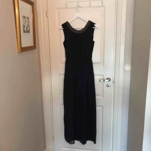  - Vacker marinblå klänning i skönt tyg. Aldrig använd, köpte fel storlek. Den är köpt ifrån vila för något år sedan. Hör av dig för mer information och fler bilder💕