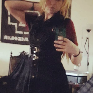  - Avklippta armar, detaljer med nitar och kedjor.  En av knapparna är sönder men kanske något man kan laga. Märke punk rave. 🤘💕 Den är liten i storleken men passar upp till M.  Kan hämtas upp i Malmö eller Hässleholm, även skickas. 