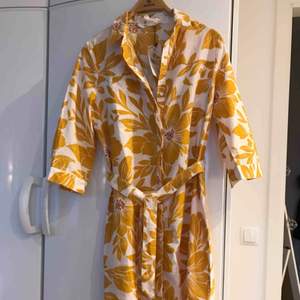 Helt ny så fin, skjortklänning från Mango , i förpackning! Säljs på hemsidan nu vår 2019. Strl S  Köparen betalar frakt annars möts upp i Örebro😀