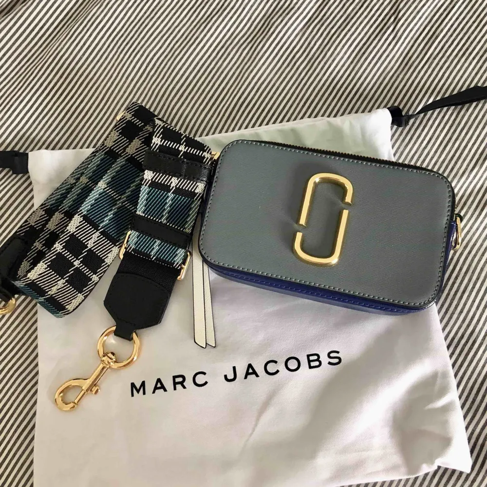 Galet snygg väska!🌿🤤😍  Säljer helt ny Marc Jacobs väska då dom inte riktigt passade mig, men det gör ni säkert. Köpte på Nelly för 3499kr. Aldrig använt! . Väskor.