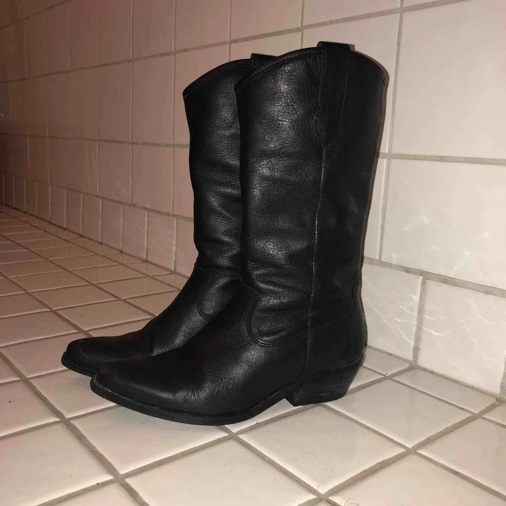 Jättefina boots i läder (köpta på Zalando). Använda i max 1 månad.. Skor.
