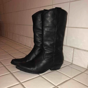  - Jättefina boots i läder (köpta på Zalando). Använda i max 1 månad.