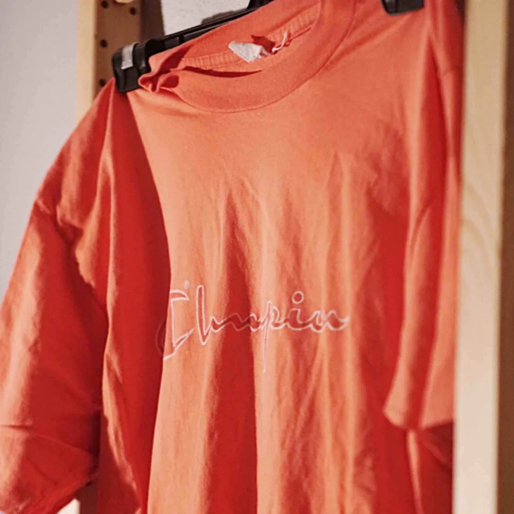 Röd/orange  Champion tshirt, sjukt snygg o skön, men används inte längre. T-shirts.