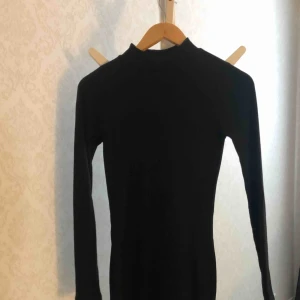  - Svart långtarm klänning 