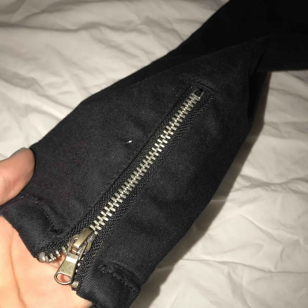 Ett par svarta byxor med två fickor vid sidorna och dragkedjor nedtill. Aldrig använda och för små för mig. Frakten är inräknad i priset så kontakta vid intresse 💘. Jeans & Byxor.