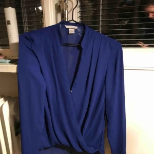  - Blå fin blus från H&M