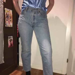  - Snygga Levis 501 köpta secondhand. Storlek 32 och längd 32, avklippta där nere. 150 kr ink frakt