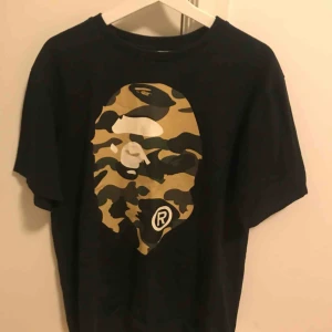  - T-shirt från Bape, fint skick använd fåtal gånger! storlek L sitter som M! 
