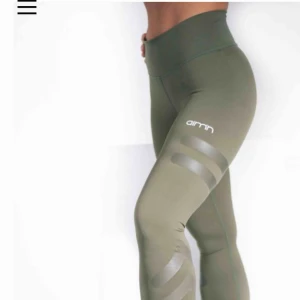  - Snygga träningstights. Tyvärr fel storlek för mig! Jag betalar frakt! 