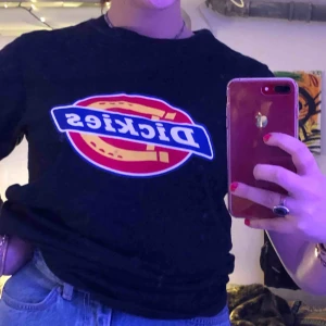  - Oanvänd Dickies tröja, storlek XS dock så är den i mansstorlek så den sitter lite oversized på mig som har storlek S vanligtvis. Rkt snygg!!!😍 frakt 30kr