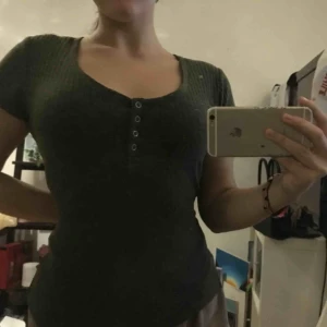  - En top  från BK  Mörk grön storlek M , men är dock stor i storleken och är därför jag inte vill ha den 