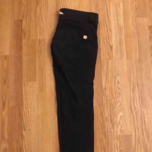 - Svarta Freddy pants, börjar bli lite grå men hela & fina Går att färga dom. Kan frakta