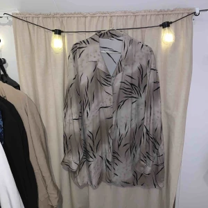  - Mönstrad skitsnygg skjorta! Saknas en knapp högst upp. 