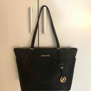  - MICHAEL MICHAEL KORS Jet Set Large Top-Zip Saffiano Leather Tote Nypris: 2900 kr Nyskick! 💓