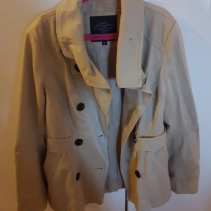  - Jättefin jacka i storlek S .....köparen står för frakten 